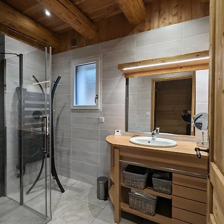 En Famille En Pleine Nature -regard Sur Le Mezenc