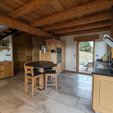 En Famille En Pleine Nature -regard Sur Le Mezenc